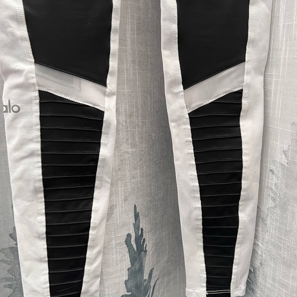 Alo Yoga Black and White Motto high Waisted Leggings - Picture 5 of 9